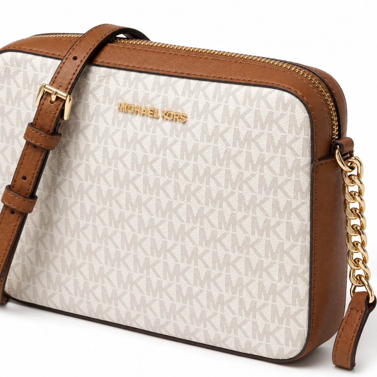 Detalle de logo, cierre y cadena de cartera Michael Kors beige y café
