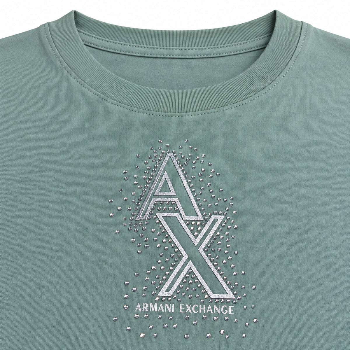 Detalle de logo con cristales de polera Armani Exchange verde salvia
