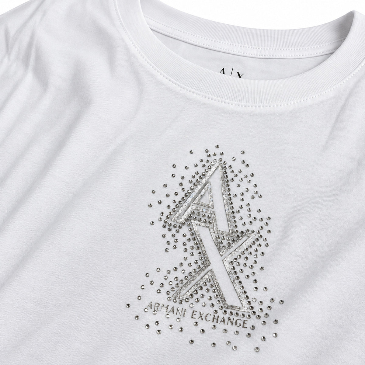 Detalle de logo con cristales de polera Armani Exchange blanca