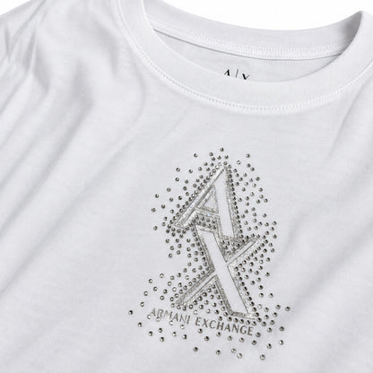 Detalle de logo con cristales de polera Armani Exchange blanca