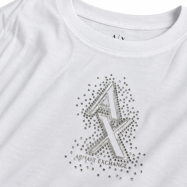 Detalle de logo con cristales de polera Armani Exchange blanca