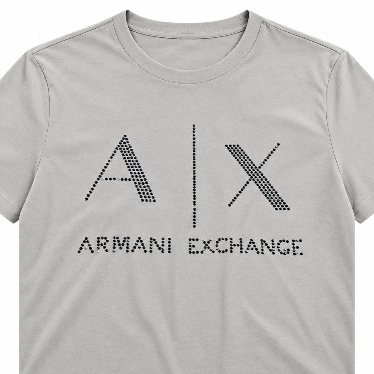 Detalle de logo con cristales de polera Armani Exchange gris claro