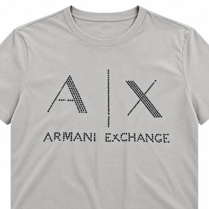 Detalle de logo con cristales de polera Armani Exchange gris claro