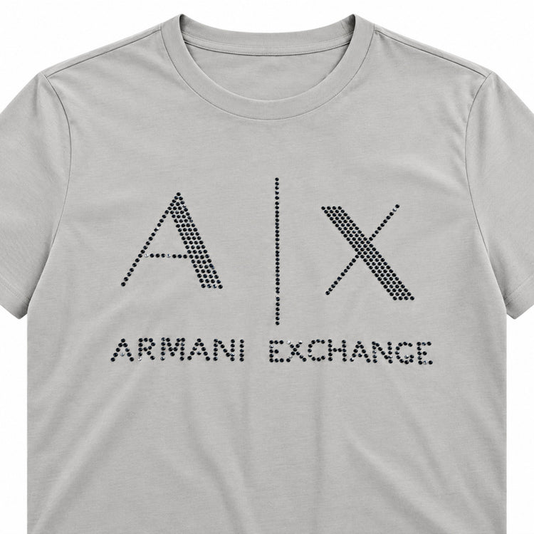 Detalle de logo con cristales de polera Armani Exchange gris claro