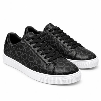 Par de zapatillas Calvin Klein negras con monograma CK sobre fondo blanco