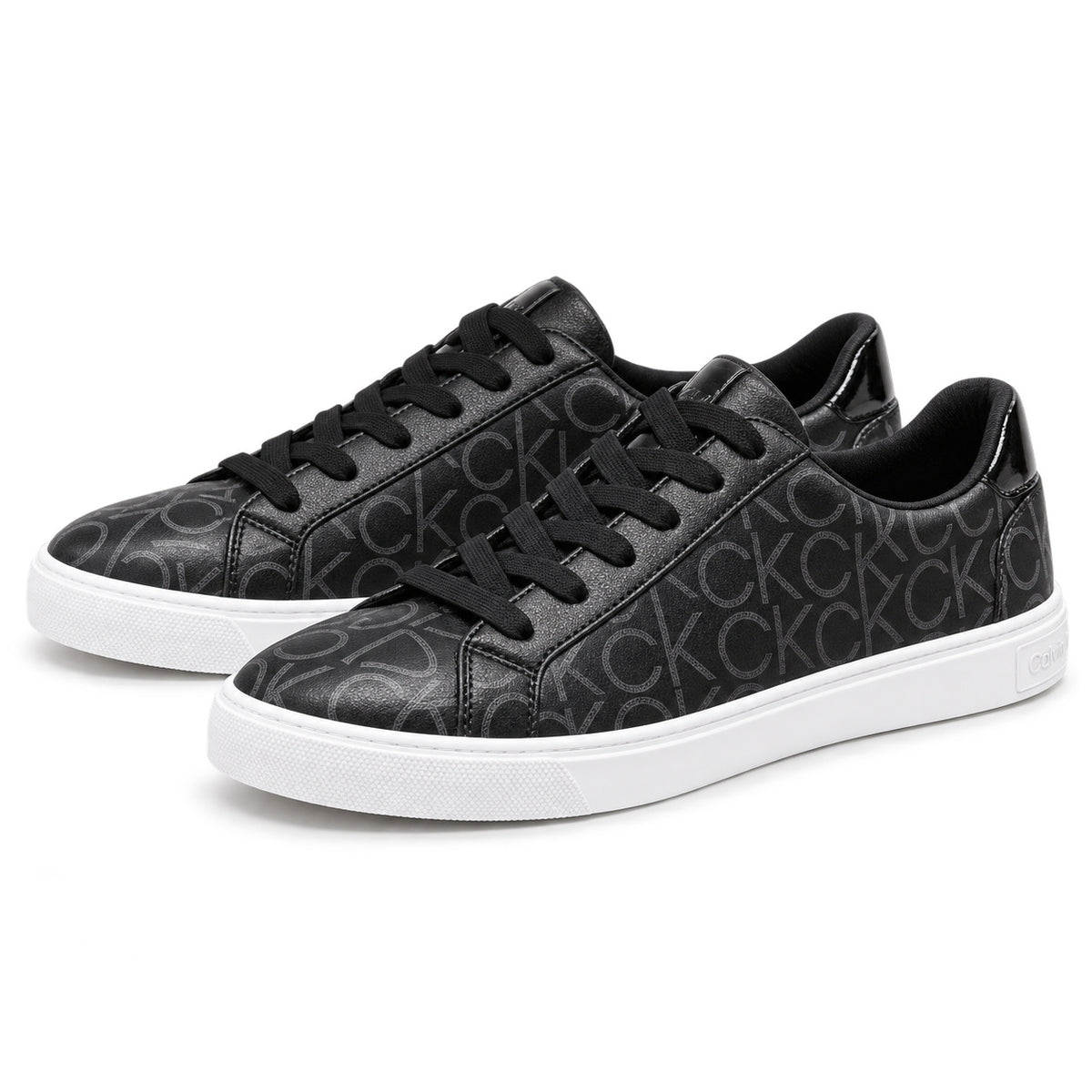 Vista lateral de zapatillas Calvin Klein negras con suela blanca