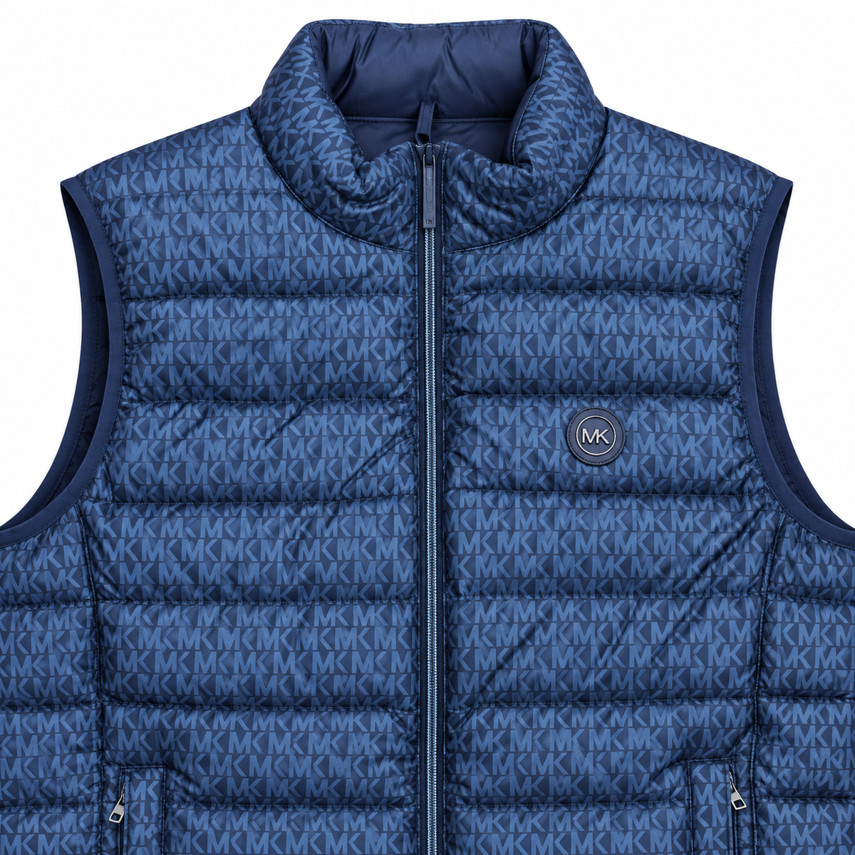 Detalle del monograma y logo de la chaqueta Michael Kors azul