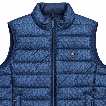 Detalle del monograma y logo de la chaqueta Michael Kors azul