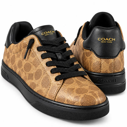 Detalle de zapatillas Coach Signature café y negro