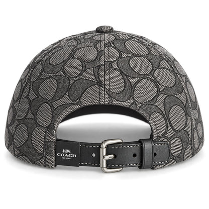 Parte trasera del gorro Coach con correa y hebilla ajustable