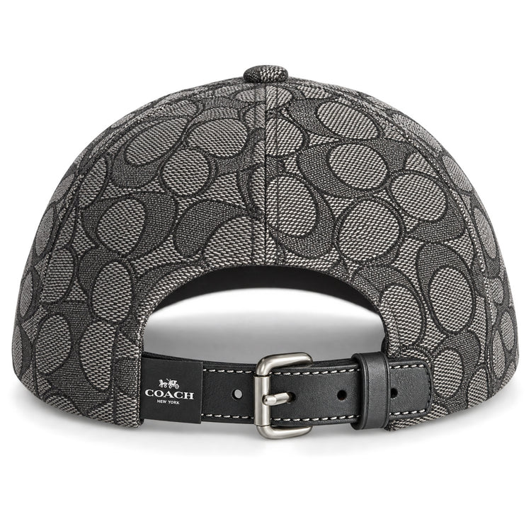 Parte trasera del gorro Coach con correa y hebilla ajustable