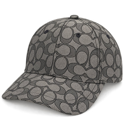 Detalle de textura tejida del gorro Coach Signature