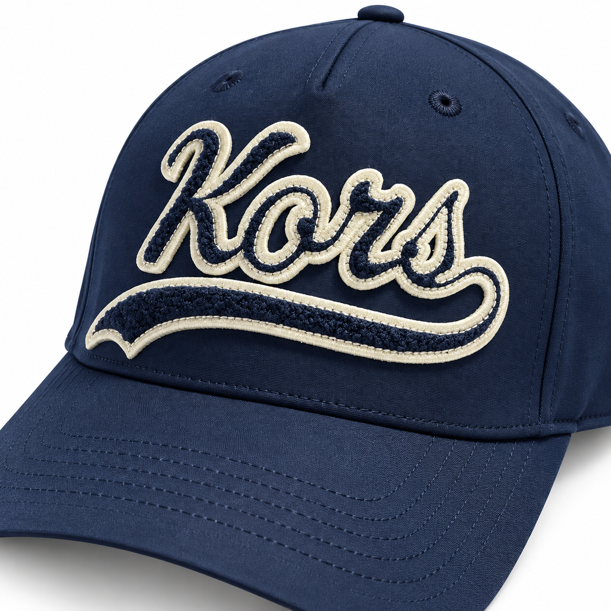 Detalle del bordado Kors del gorro Michael Kors azul marino