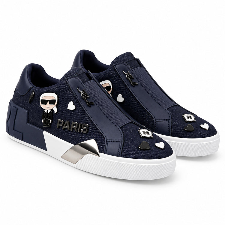 Par de zapatillas Karl Lagerfeld azul marino con apliques sobre fondo blanco