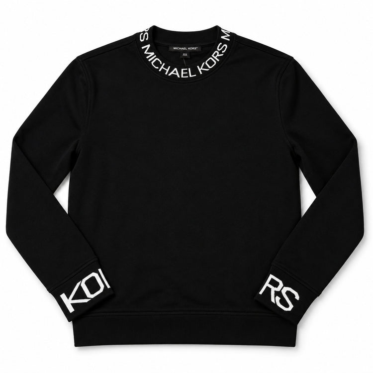 Detalle del cuello y puños del polerón Michael Kors negro