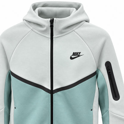 Detalle de logo, cierres y tejido de chaqueta Nike Tech Fleece