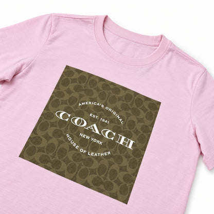 Detalle del estampado frontal de la polera Coach rosada