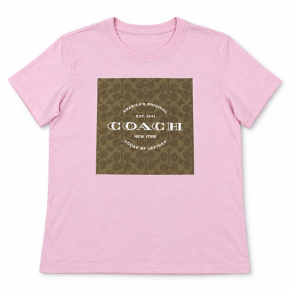 Polera Coach rosada de mujer con estampado monograma, vista frontal