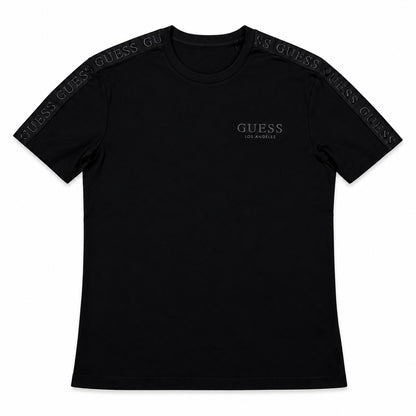 Polera Guess negra con letras engomadas en hombros, vista frontal