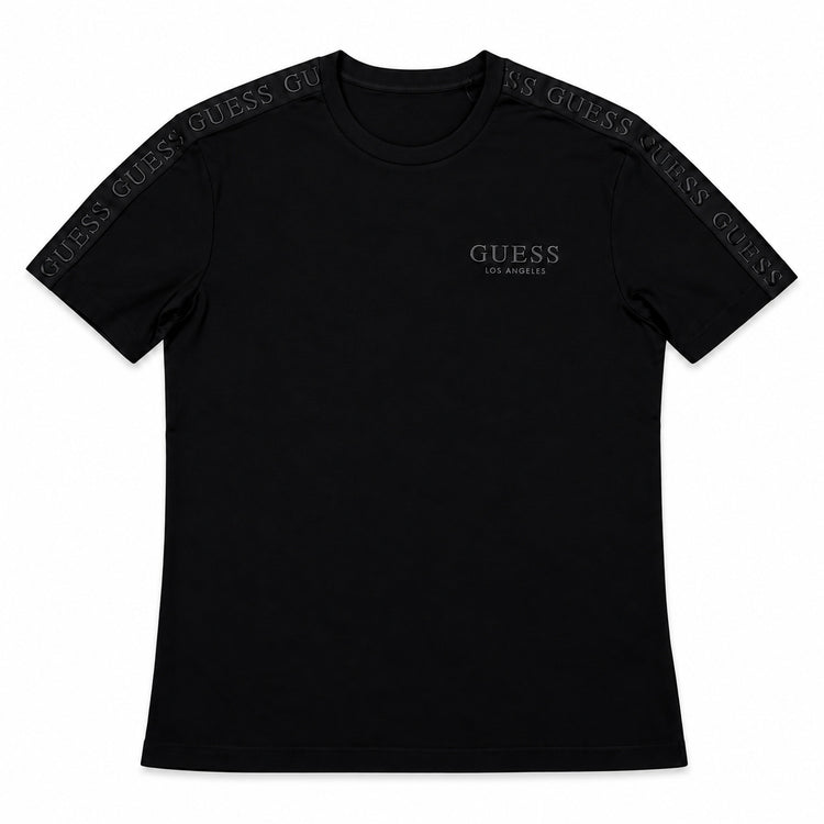 Polera Guess negra con letras engomadas en hombros, vista frontal