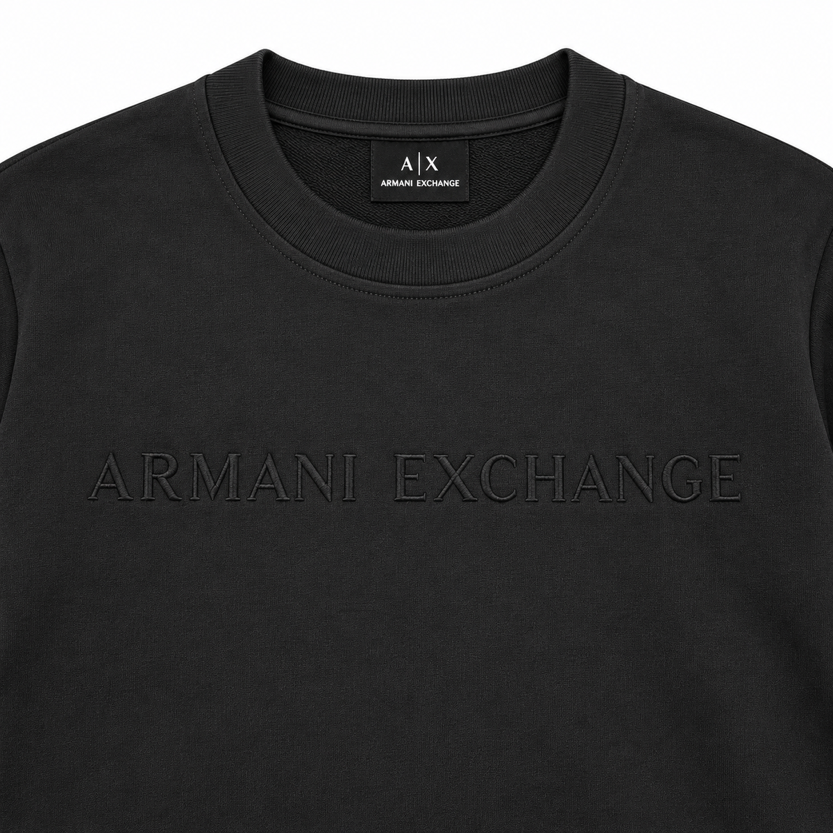 Detalle del logo tono sobre tono del polerón Armani Exchange negro
