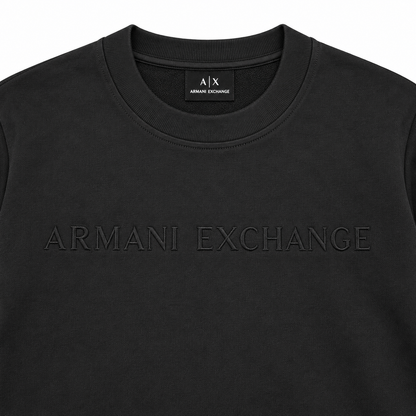 Detalle del logo tono sobre tono del polerón Armani Exchange negro