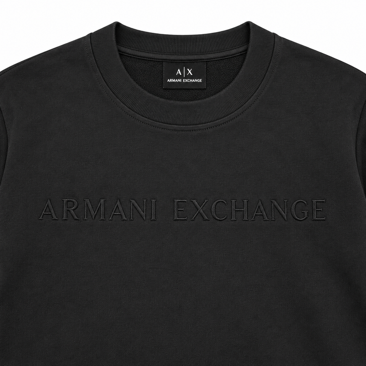Detalle del logo tono sobre tono del polerón Armani Exchange negro
