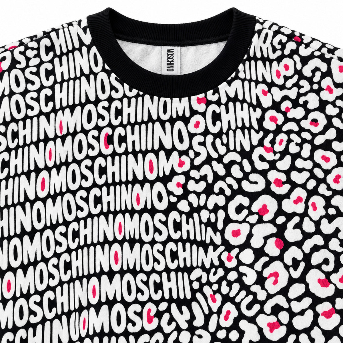 Detalle de cuello y estampado del polerón Moschino