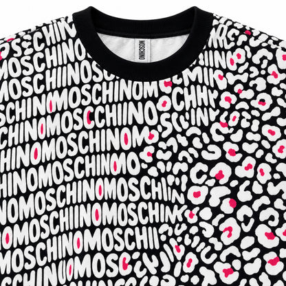Detalle de cuello y estampado del polerón Moschino