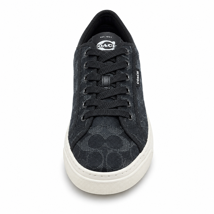 Zapatilla Coach de tela negra con monograma, vista frontal