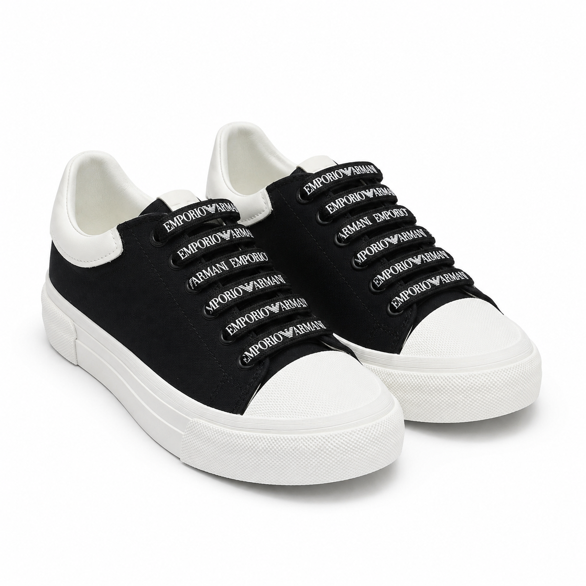 Zapatillas EA7 negras y blancas, vista frontal