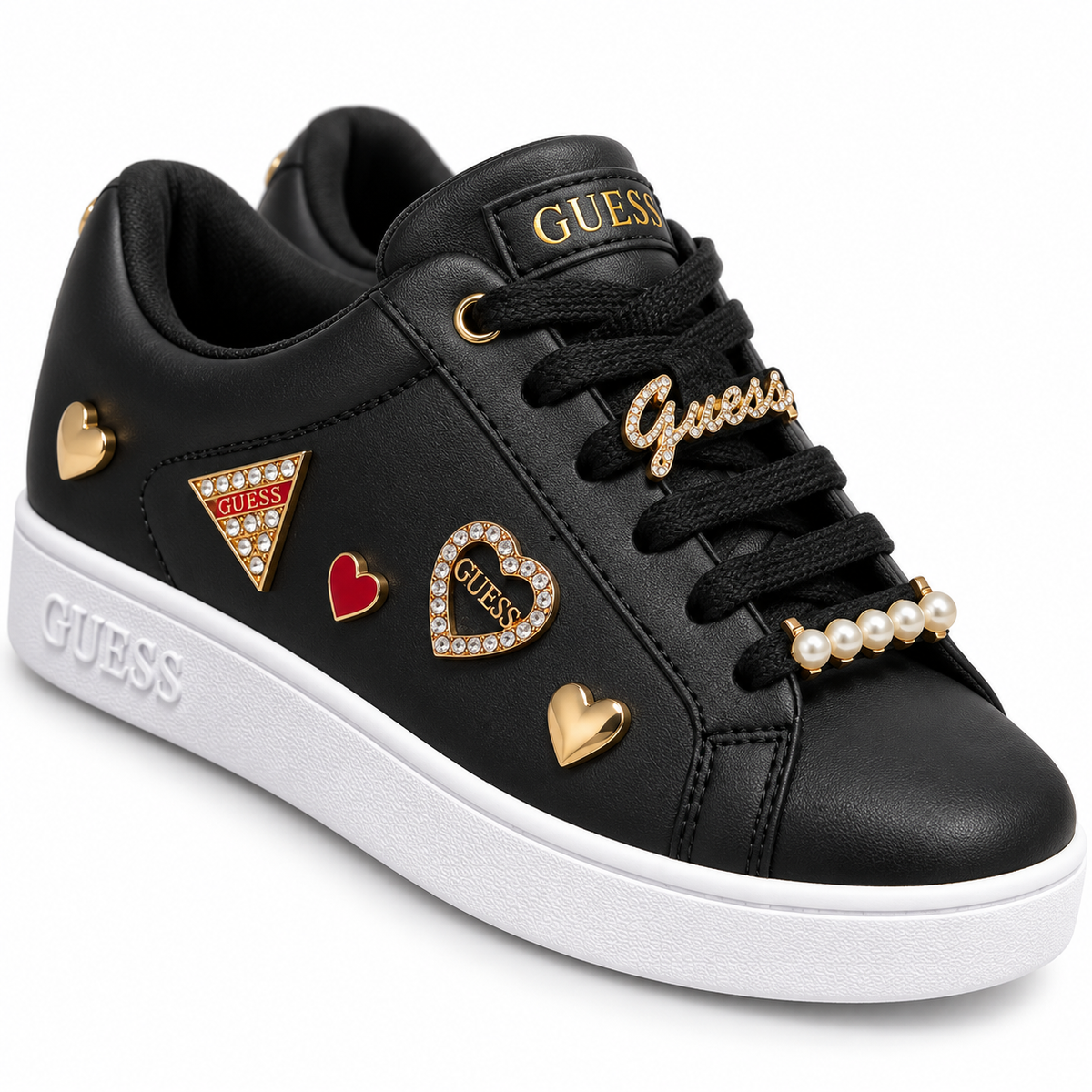 Detalle de apliques dorados y perlas en zapatillas Guess negras
