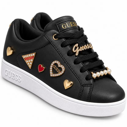 Detalle de apliques dorados y perlas en zapatillas Guess negras