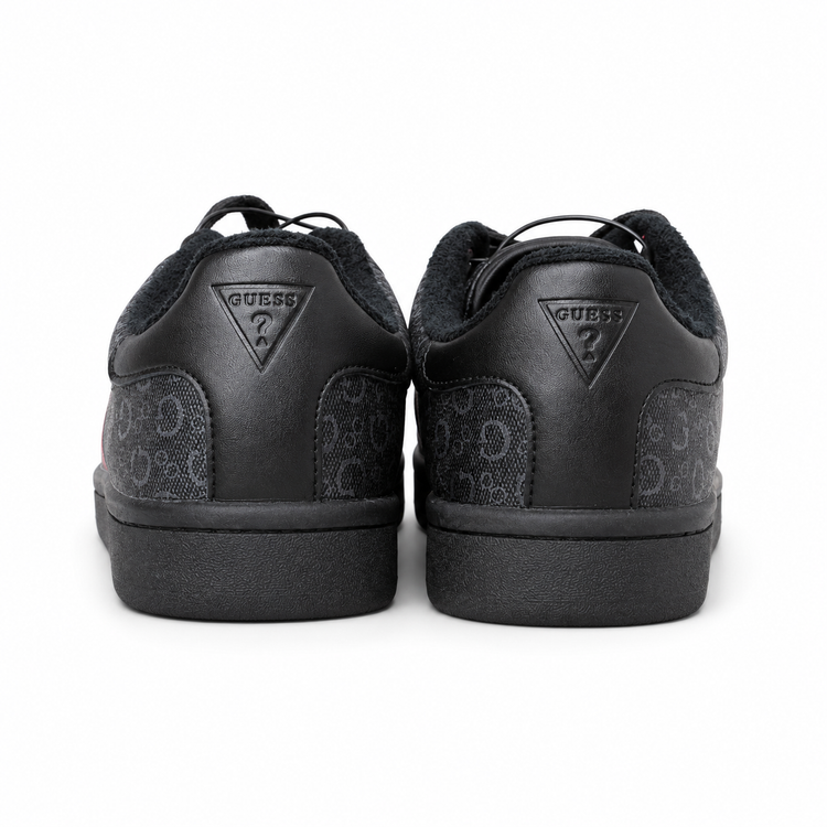 Zapatillas Guess negras con monograma, vista trasera y emblema triangular